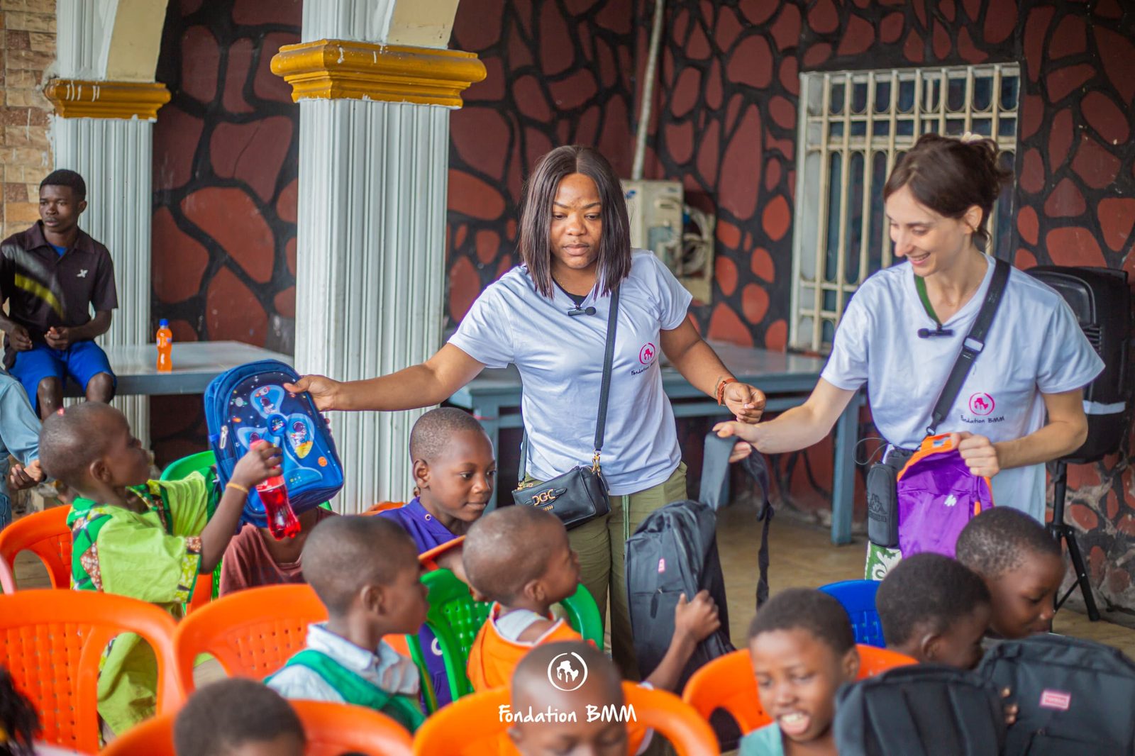 Distribution de fournitures scolaires aux enfants par la Fondation BMM